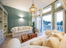 Melion luxury suite with balcony | Hypo-allergenic bedding, minibar, iron/ironing board, free WiFi