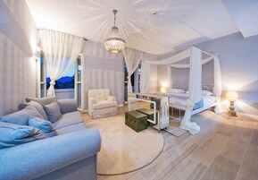 Melion luxury suite with balcony | Hypo-allergenic bedding, minibar, iron/ironing board, free WiFi