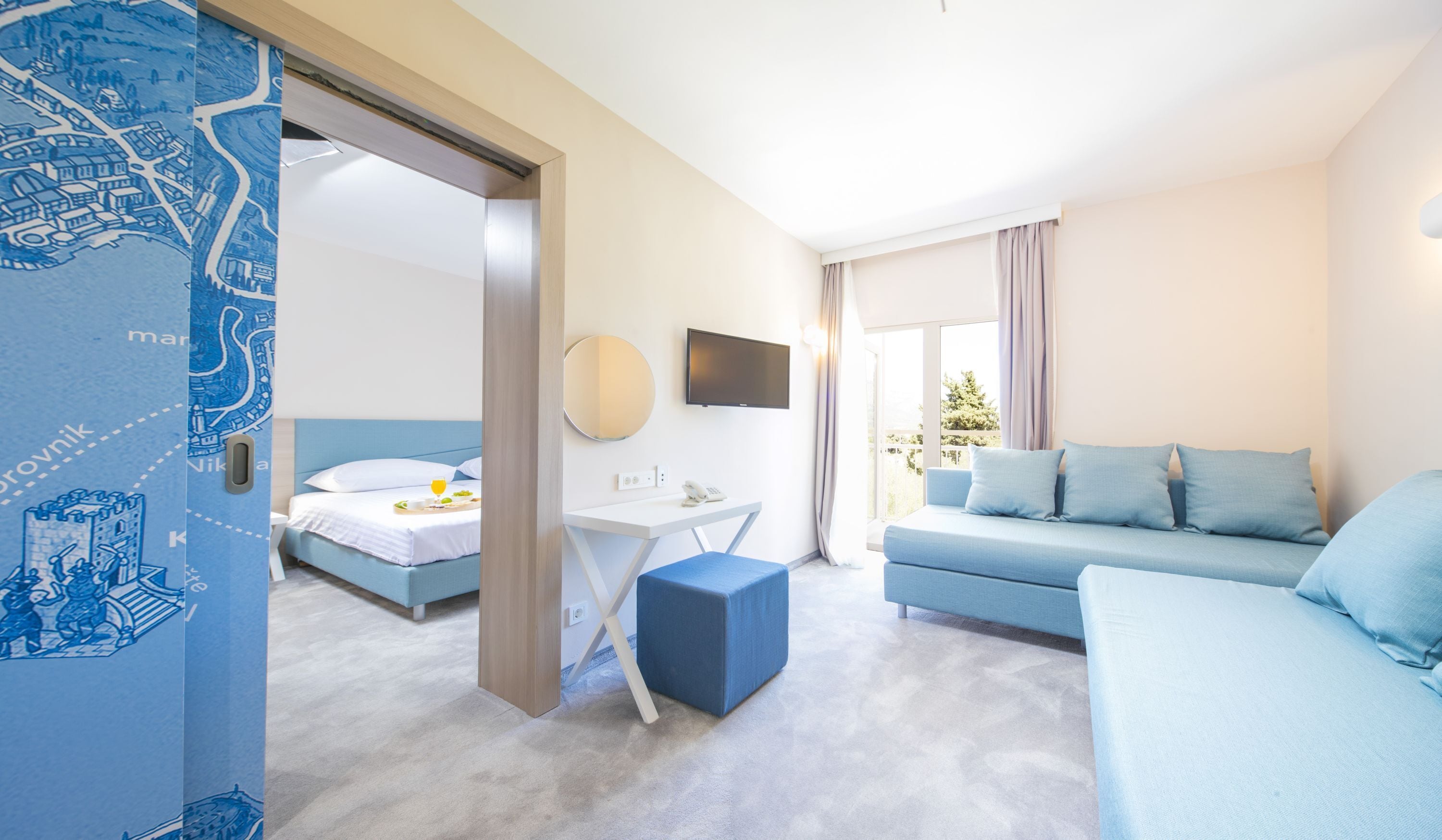 Hypo-allergenic bedding, minibar, iron/ironing board, free WiFi