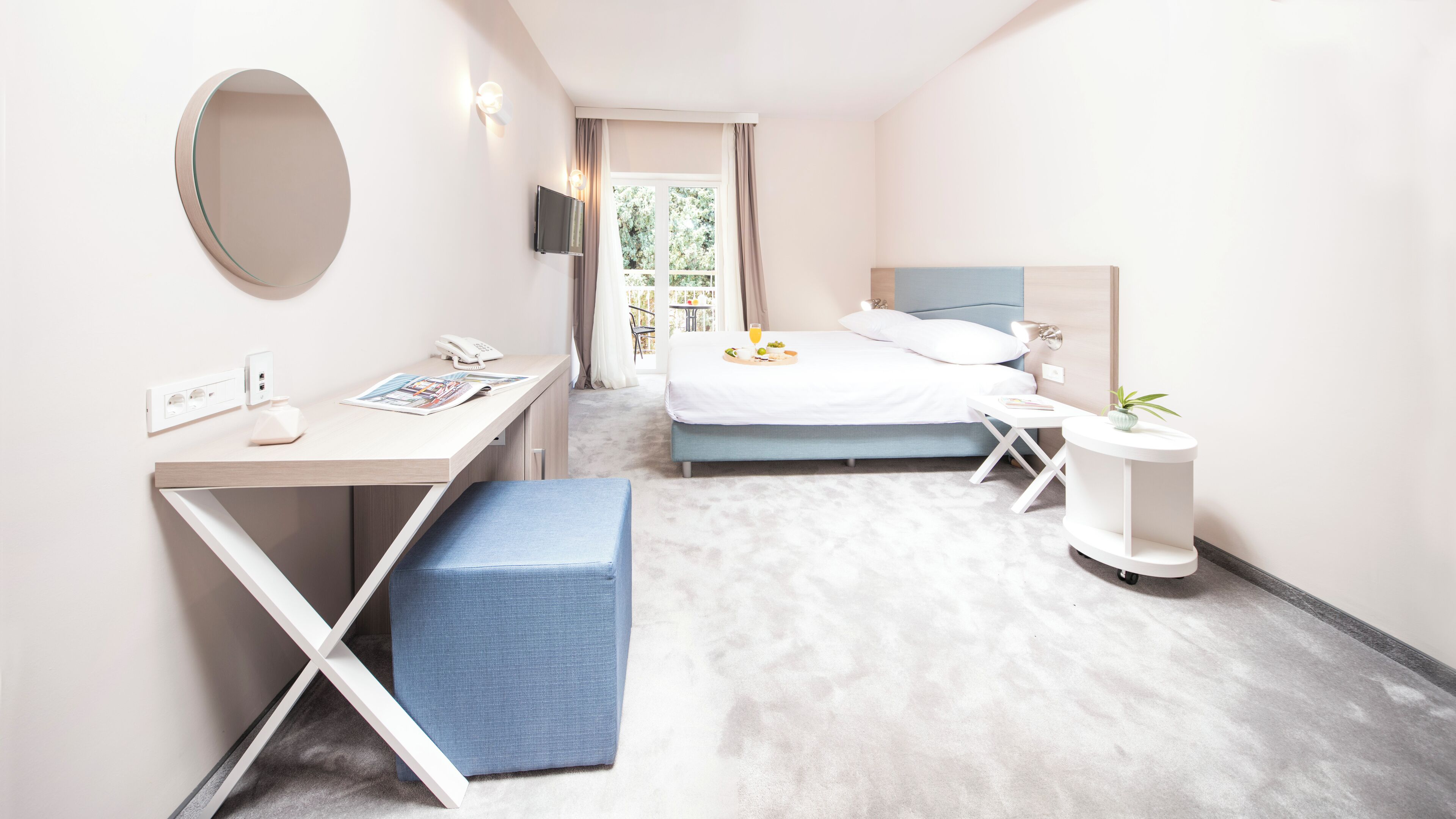 Hypo-allergenic bedding, minibar, iron/ironing board, free WiFi