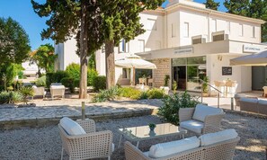 2 Bars/Lounges, Poolbar