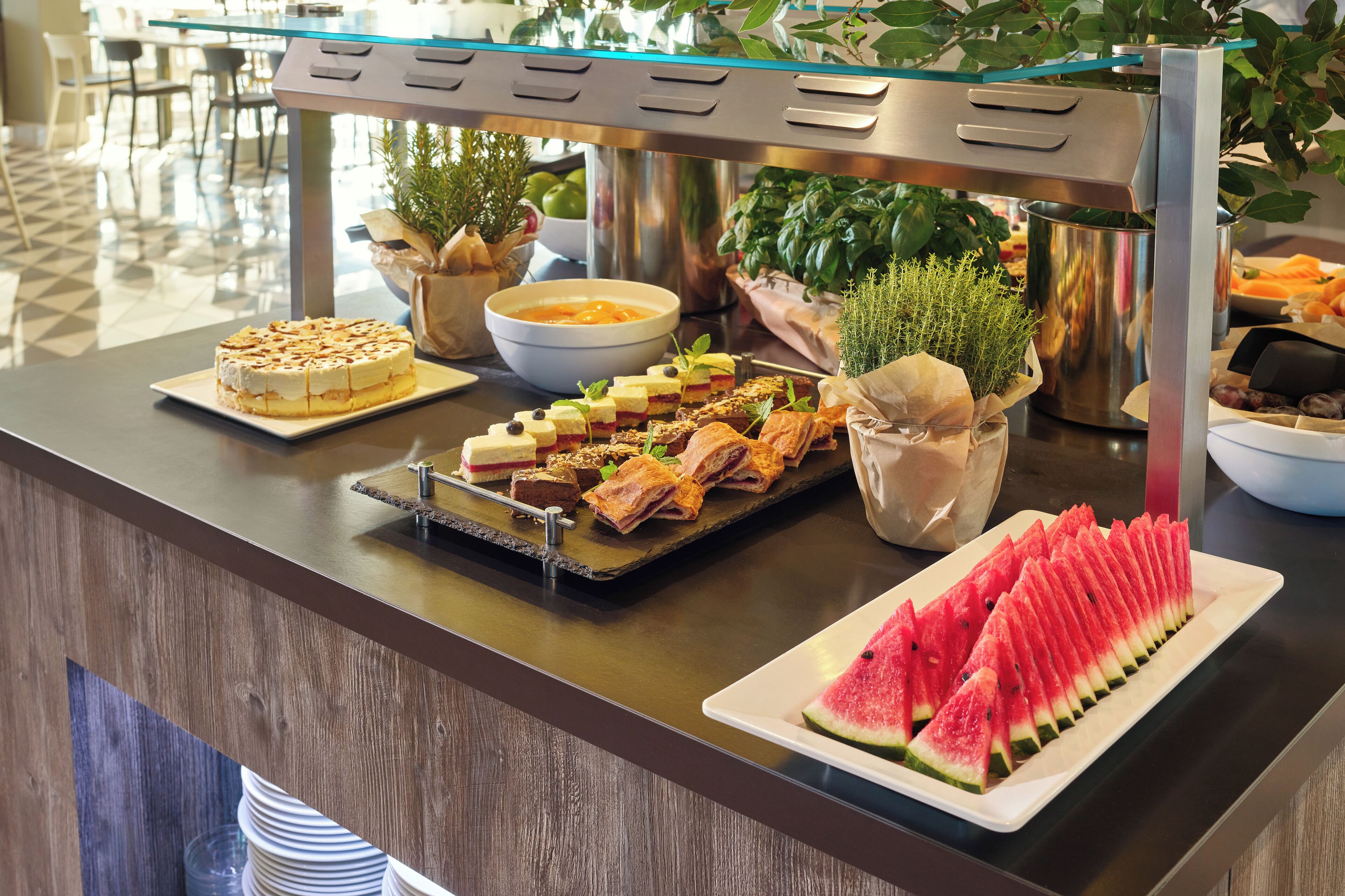 4 restaurants; breakfast, lunch, dinner, and brunch served