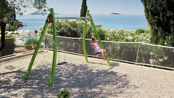 Children’s play area – outdoor