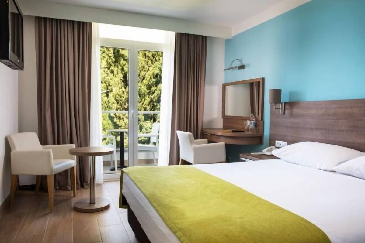 In-room safe, desk, blackout curtains, free WiFi