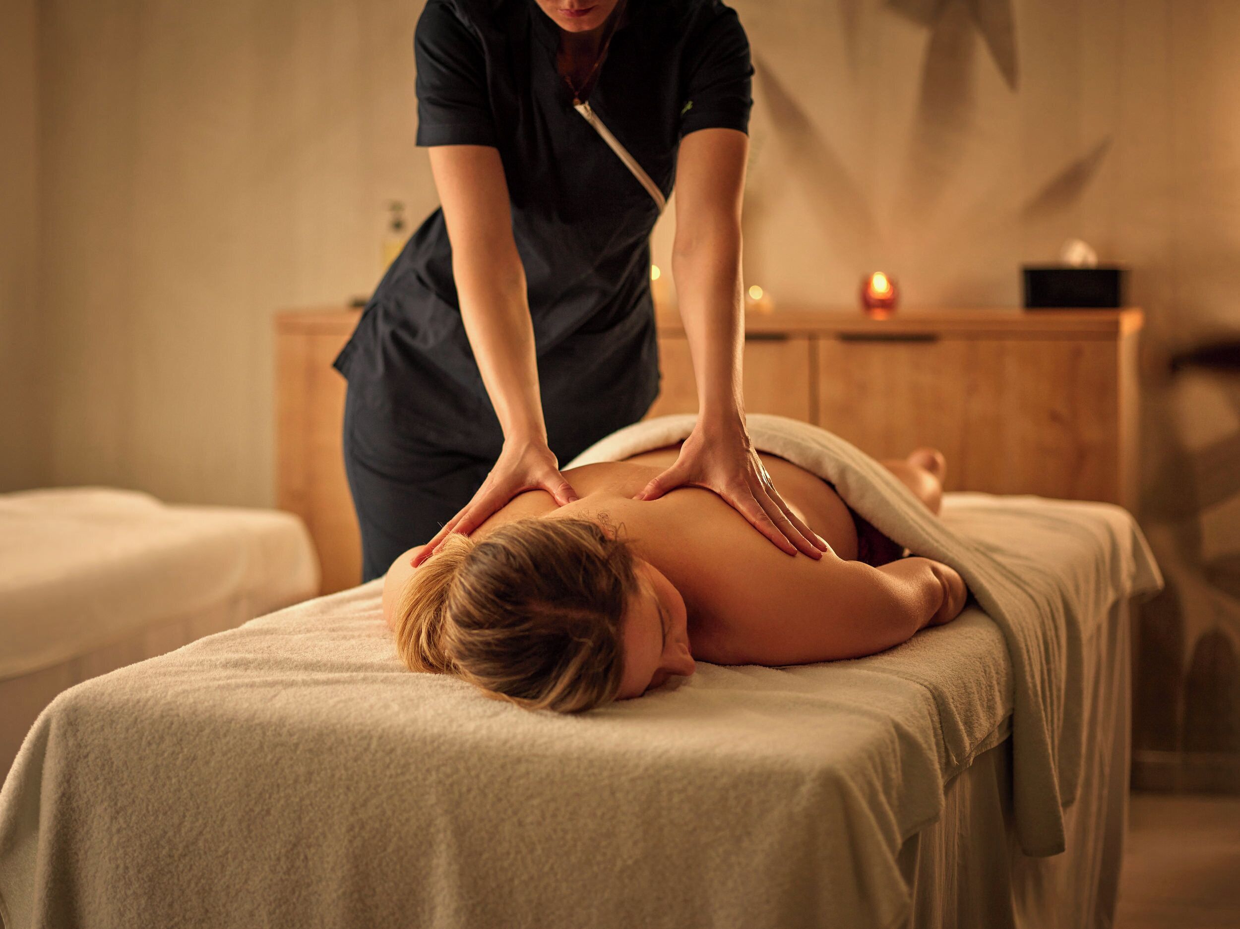 1 bilik rawatan, perkhidmatan urut 