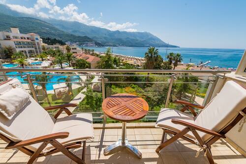 Habitación superior con 1 cama matrimonial o 2 individuales, balcón, vista al mar | Vista a la playa o el mar