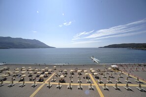 Plage privée, chaise longue, parasol, serviettes de plage