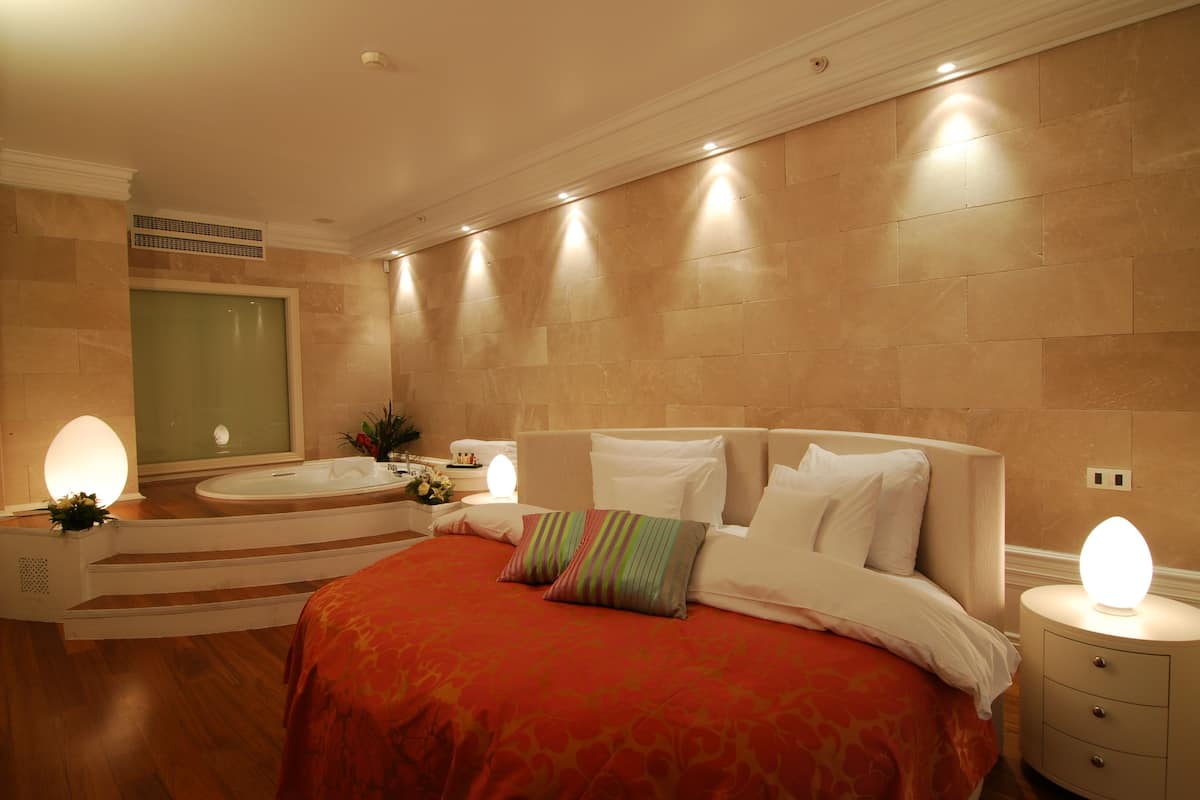 ห้องดีลักซ์สวีท (Wellness) | เครื่องนอนระดับพรีเมียม, มินิบาร์, ตู้นิรภัยในห้องพัก, โต๊ะทำงาน