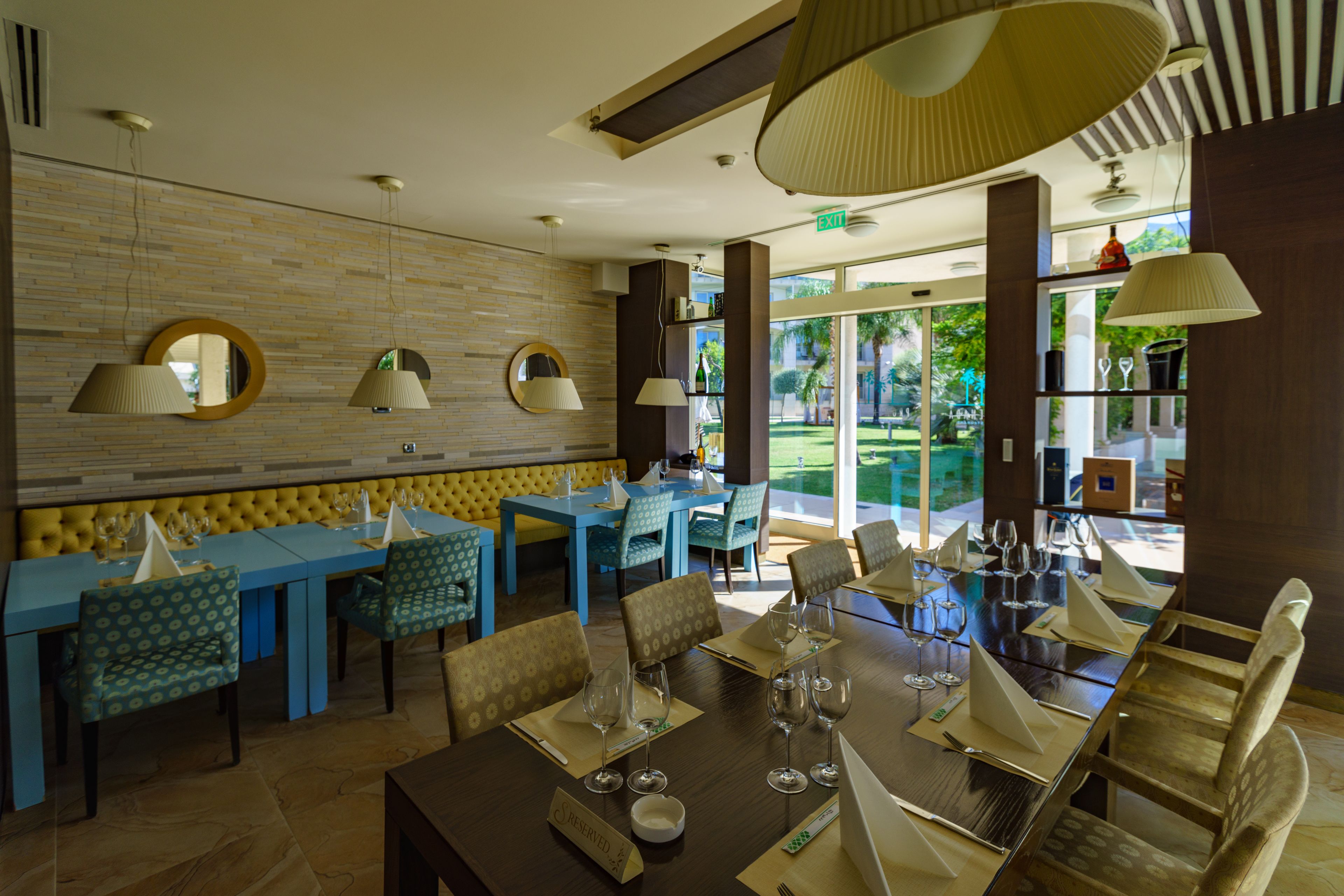 3 restaurants, breakfast, lunch, dinner served; sushi