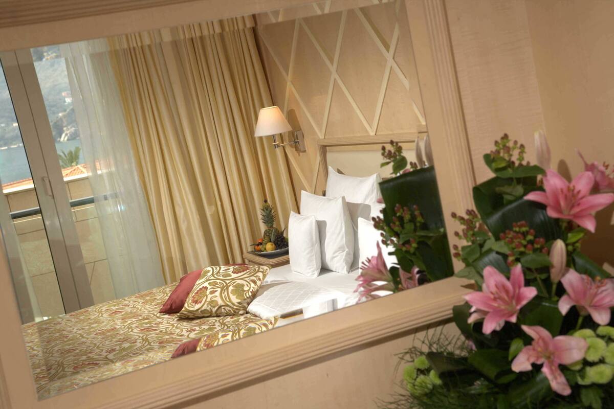 เครื่องนอนระดับพรีเมียม, มินิบาร์, ตู้นิรภัยในห้องพัก, โต๊ะทำงาน