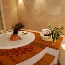 Bañera de hidromasaje privada