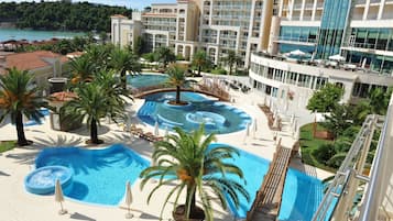 Una piscina techada, 2 piscinas al aire libre, sombrillas