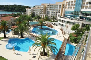 Innendørsbasseng,2 utendørsbassenger, bassengparasoller og solsenger