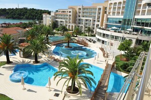Una piscina cubierta, 2 piscinas al aire libre, sombrillas, tumbonas