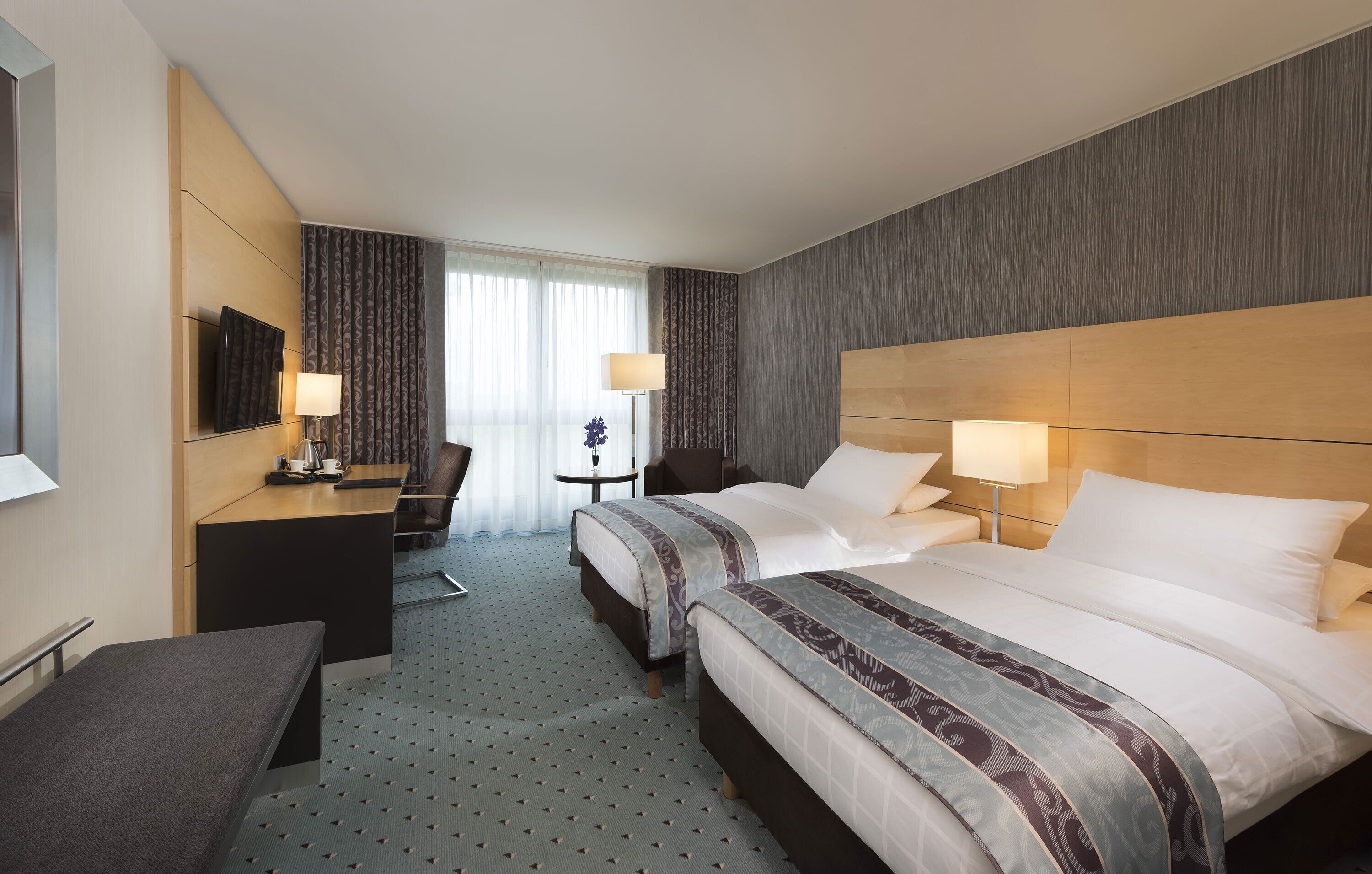 Allergitestade sängkläder, värdeförvaringsskåp på rummet och skrivbord