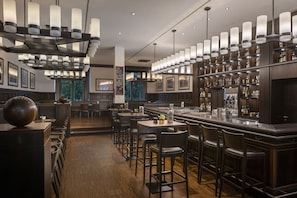 2 bars/lounges, cocktail bar