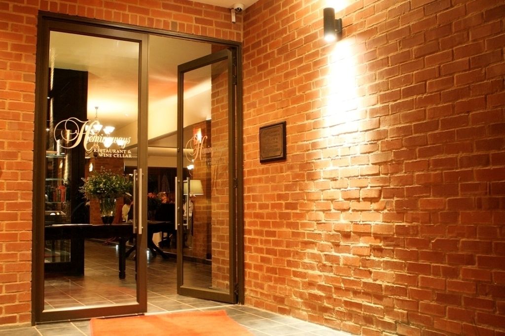 2 restaurants, breakfast served