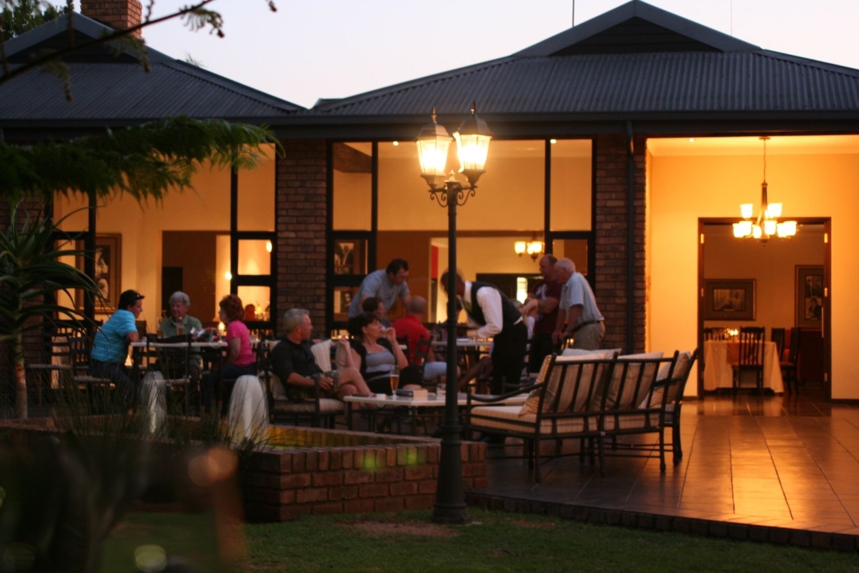 2 restaurants, breakfast served