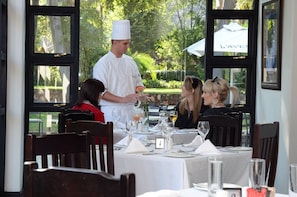 朝食 (フル ブレックファスト 、無料)