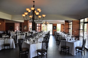 2 restaurantes: opção de café da manhã, almoço e jantar