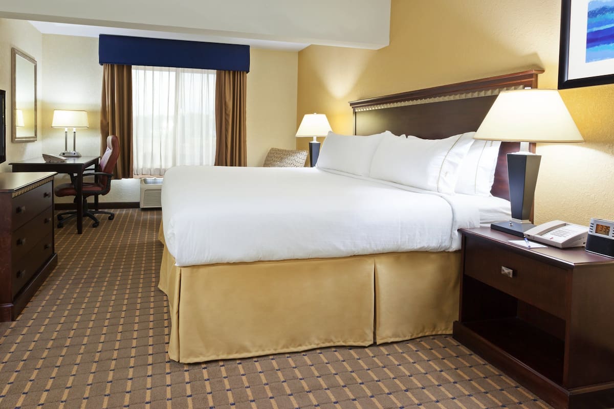 Premium bedding, in-room safe, desk, laptop workspace