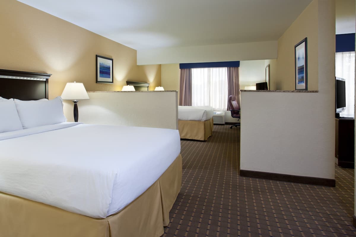 Roupas de cama premium, cofres nos quartos, escrivaninha