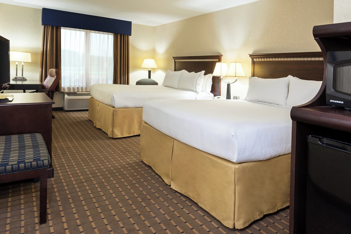 Premium bedding, in-room safe, desk, laptop workspace