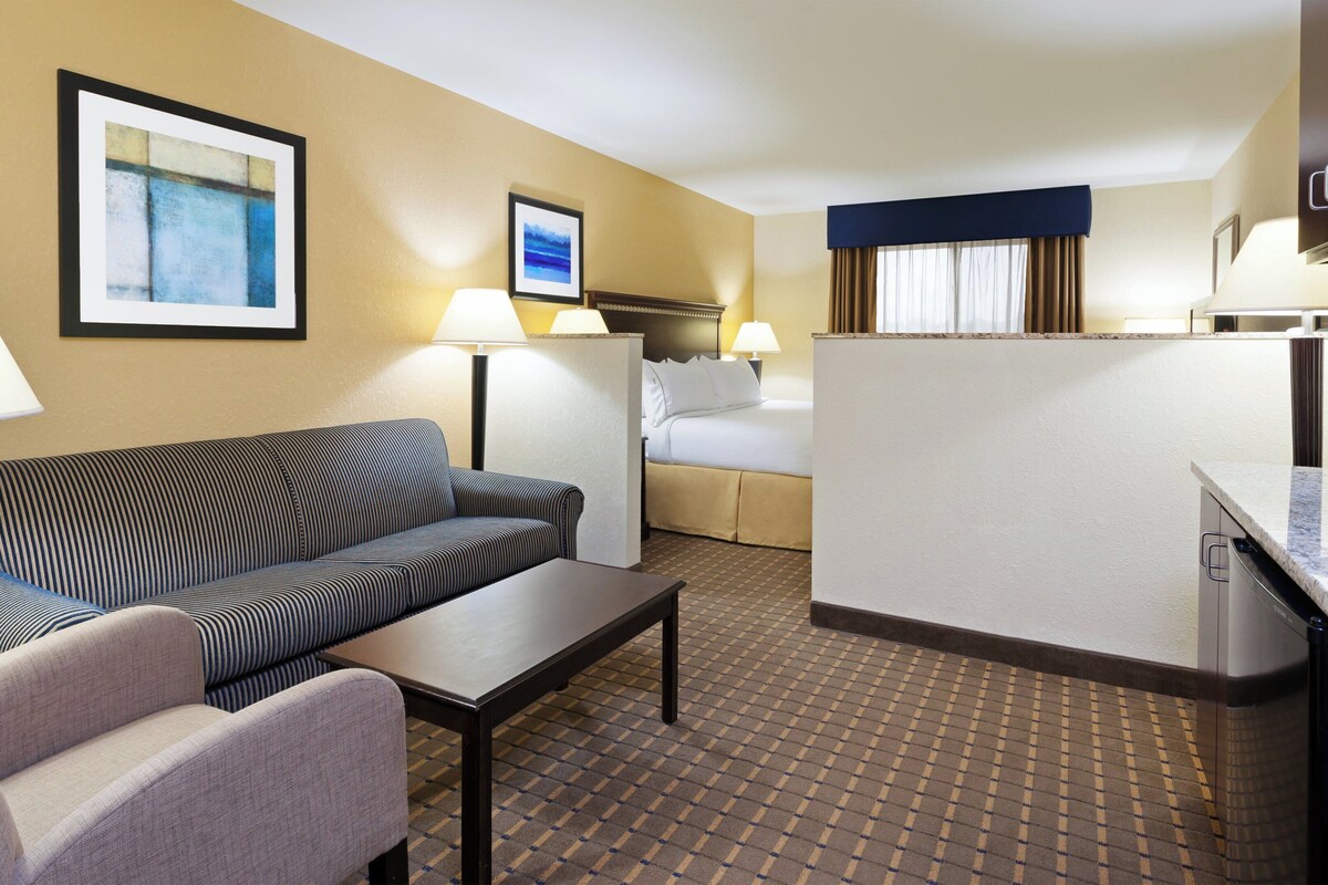 Premium bedding, in-room safe, desk, laptop workspace