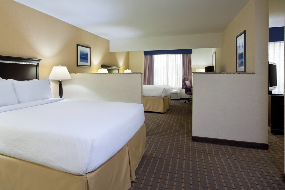 Suite, 2 Queen Beds (Additional Living Area)