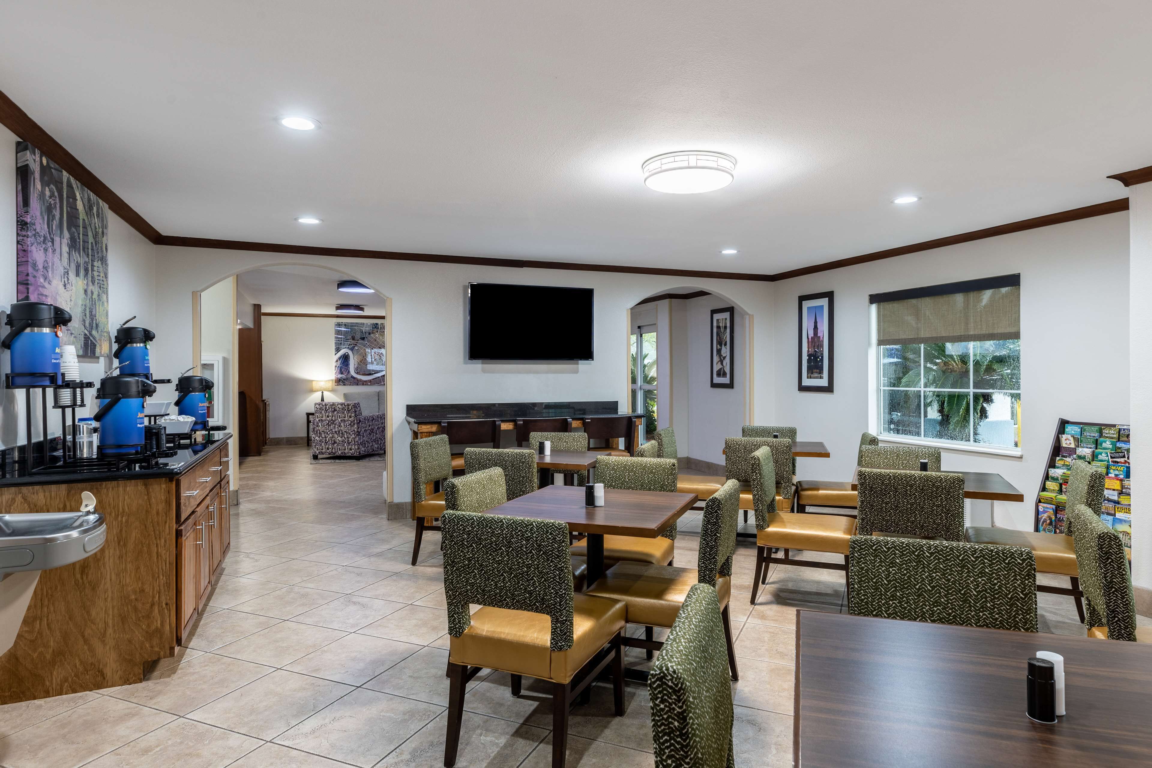 含每日自助早餐