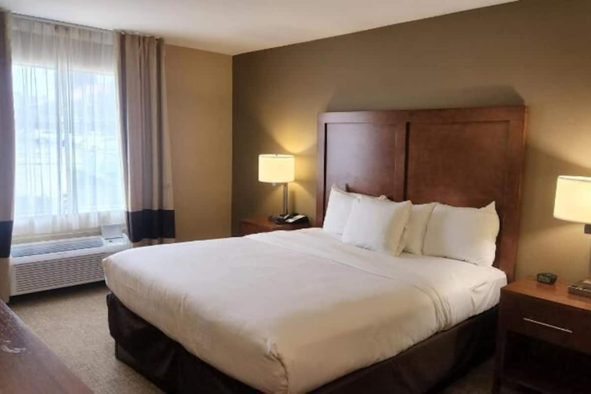 Edredón, camas con pillow-top y caja de seguridad en la habitación