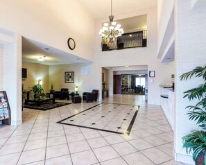 Lobby - Quality Suites Huntsville Near University (Huntsville)