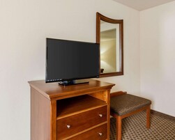 Escritorio, cortinas blackout y tabla de planchar con plancha 