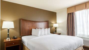 Meja kerja, tirai kedap cahaya, dan setrika/meja setrika