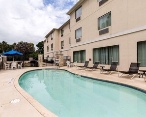 Outdoor pool, open 2:00 PM to 6:00 PM, pool umbrellas, sun loungers - Quality Suites Huntsville Near University (Huntsville)