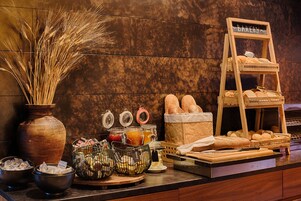 Sarapan prasmanan setiap hari dengan biaya tambahan