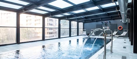 حمام سباحة داخلي