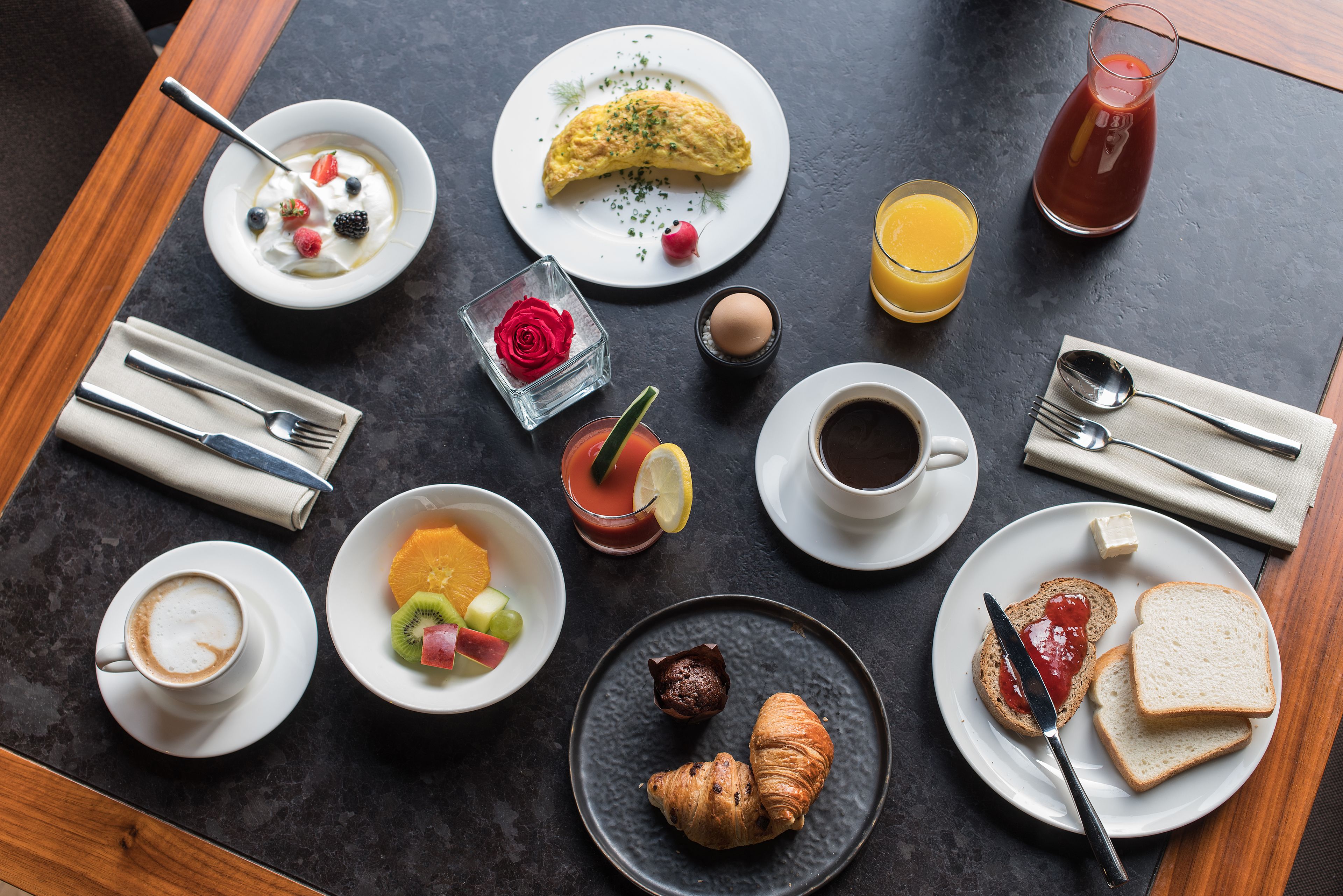 Ein Frühstückstisch mit verschiedenen Speisen und Getränken.