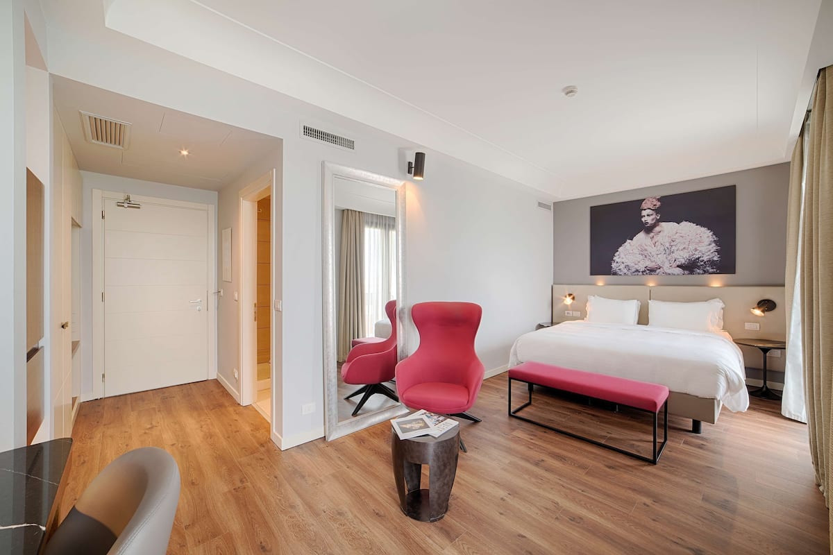 Premium bedding, down comforters, minibar, in-room safe