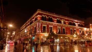 Vista frontal de la propiedad por la tarde o noche