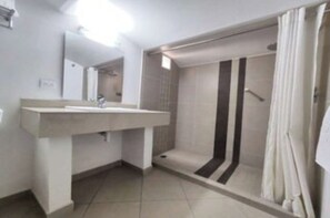 Douche, articles de toilette gratuits, sèche-cheveux