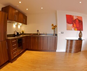 大型雪櫃/冰箱、微波爐、焗爐、洗碗機