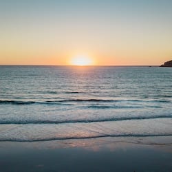 位於海灘上、白沙、遮陽傘、海灘酒吧