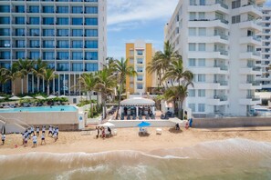 Ubicación a pie de playa, arena blanca, sombrillas y bar en la playa