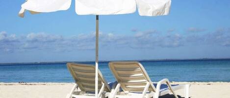 Beach nearby, free beach shuttle, sun loungers, beach umbrellas