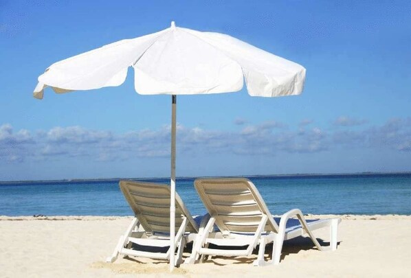 Beach nearby, free beach shuttle, sun-loungers, beach umbrellas