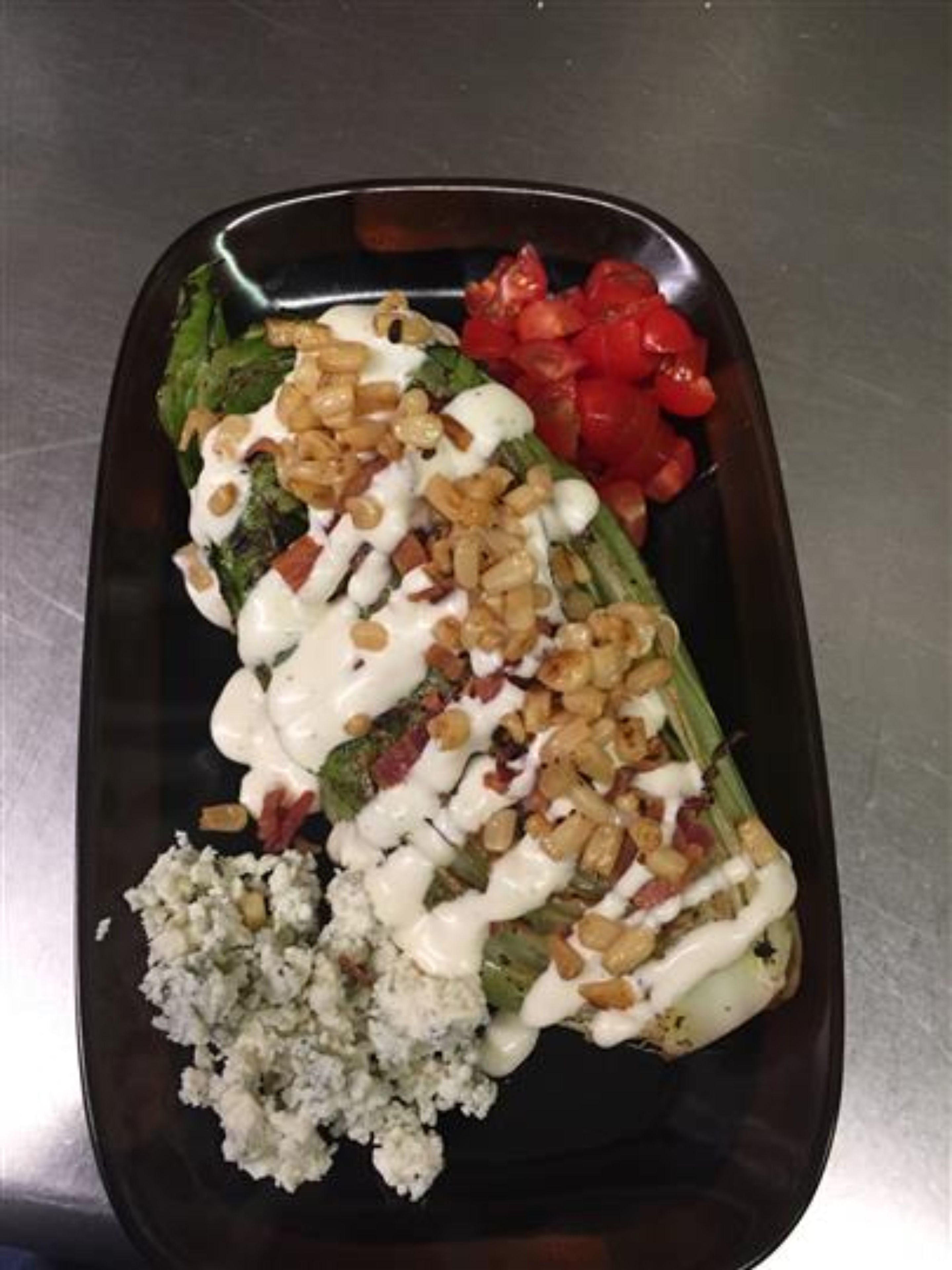 Un repas composé de légumes farcis, d’une garniture de tomates et d’une portion de fromage blanc.