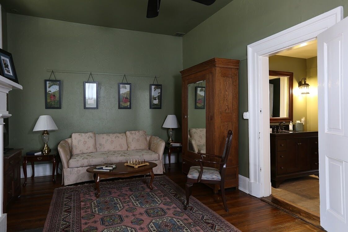 Suite | Living area | 24-inch flat-screen TV with digital channels, TV