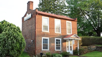 Cottage | 1 bedroom, individually decorated, individually furnished