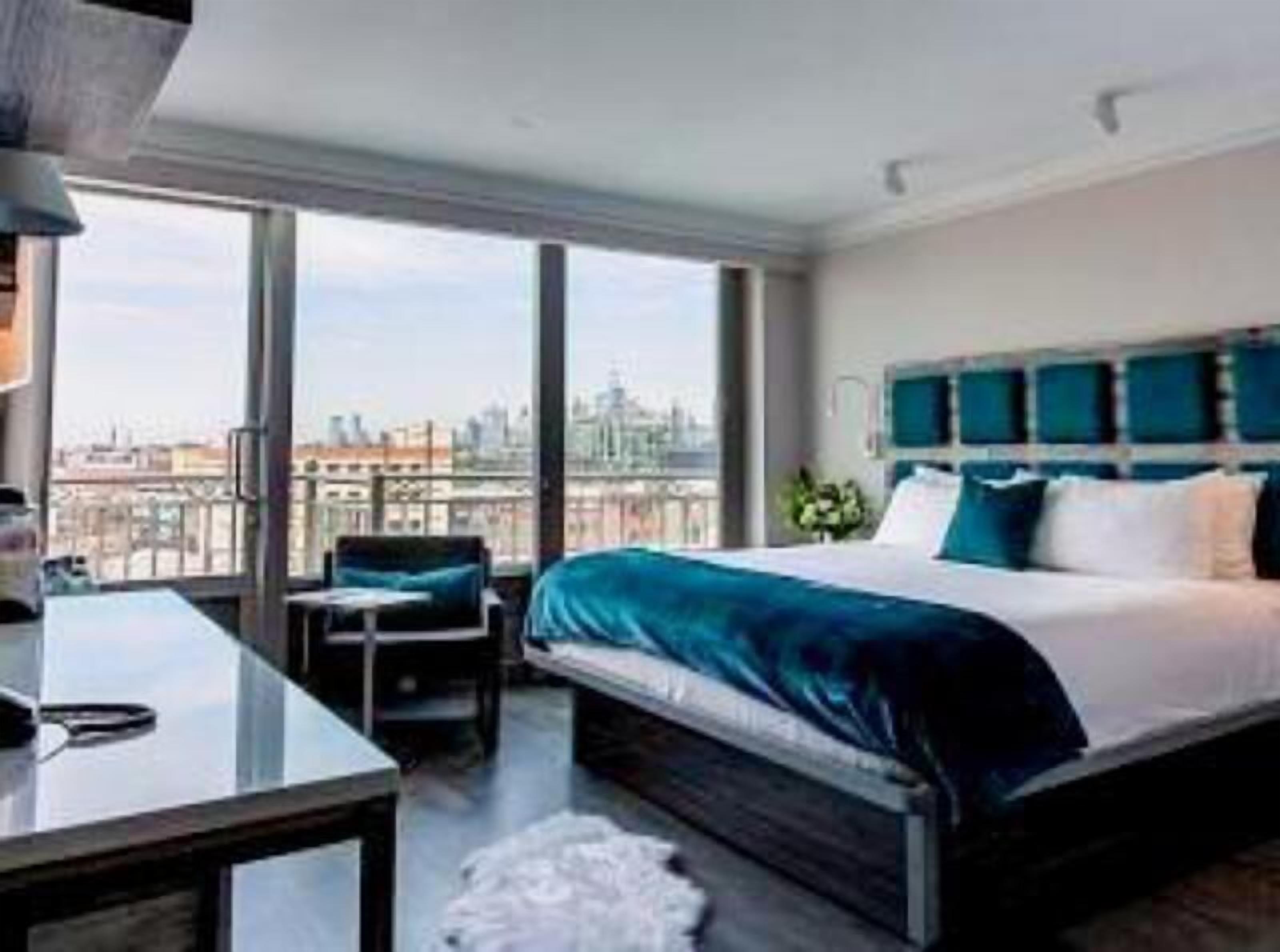 Premium bedding, in-room safe, desk, laptop workspace
